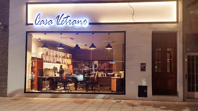 Fachada de noche con el cartel luminoso de Casa Vetrano