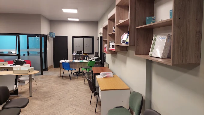 Interior del local con estanterías, escritorios y sala de reuniones