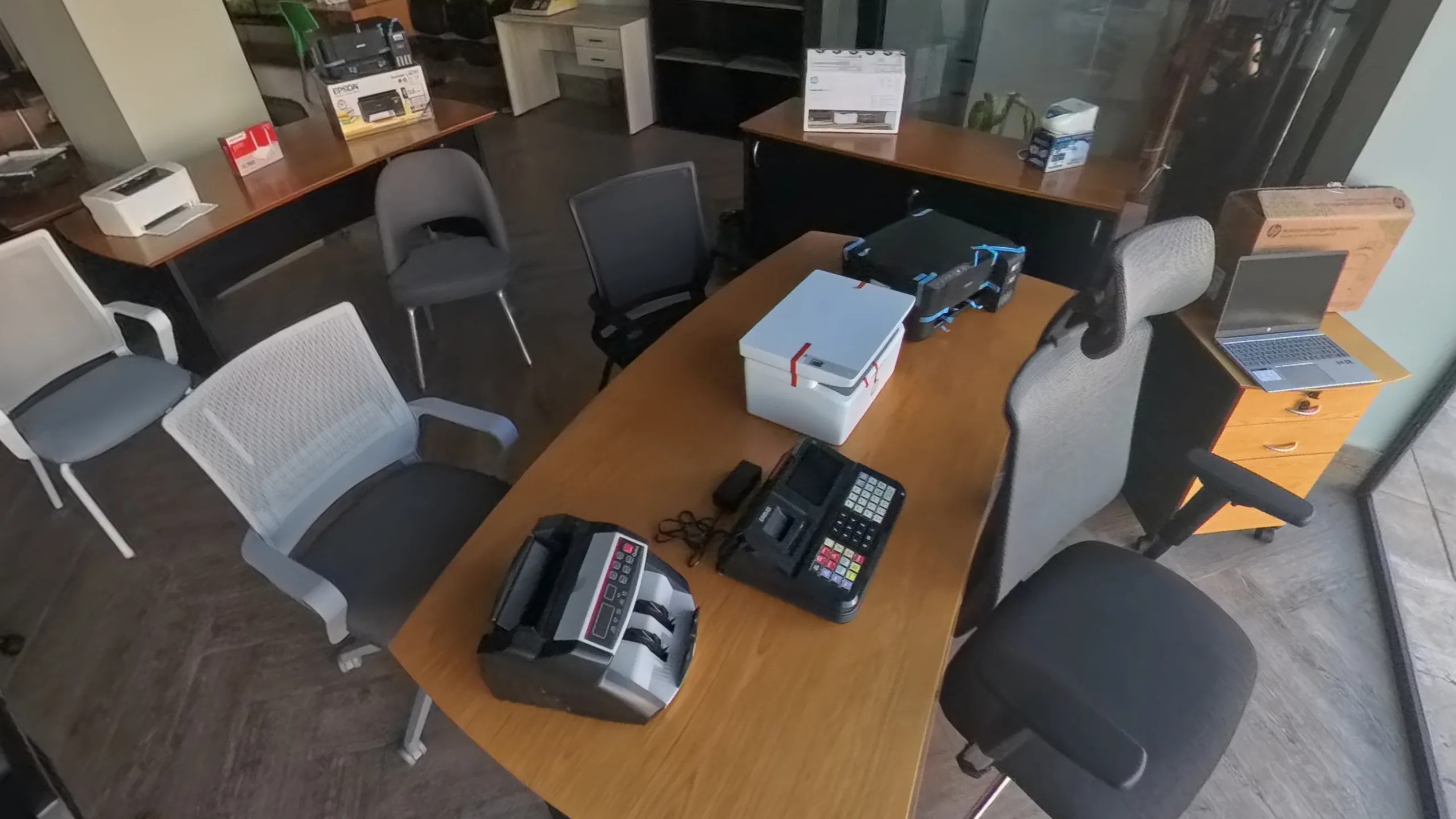 Escritorio con contadora de billetes, controlador fiscal e impresora